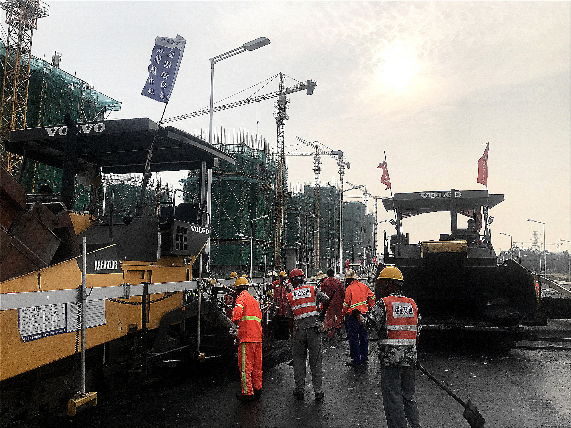 高铁一线建设者挥汗如雨